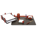 Set de birou piele+lemn, compus din 6 piese: 2 tavite de documente, suport cub, cutit, suport instrumente de scris, suport notite.  